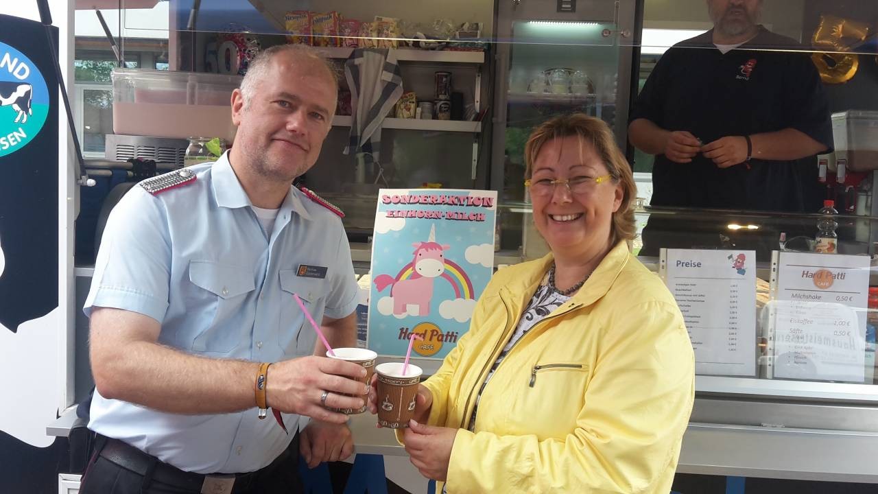 Bürgermeisterin Stephanie Harms und Stadtjugendfeuerwehrwart Matthias Düsterwald beim gemütlichen Milchshake. 